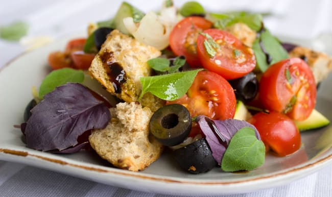 Salade de tomate, pain et olives