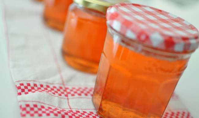 Pots de gelée alignés