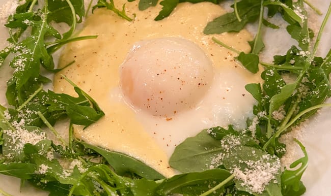 Oeuf parfait et salade de roquette