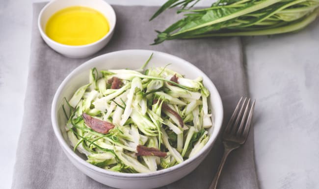 Bol de puntarelle alla romana et huile d'olive sur serviette