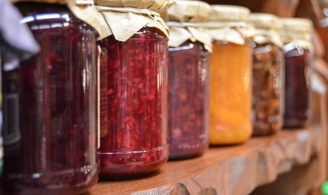 Pots de condiments sur une étagère