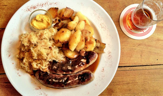 Bratwurst accompagnées de choucroute et pommes de terre