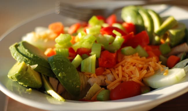 Salade composée de poulet grillé, avocat et cheddar râpé