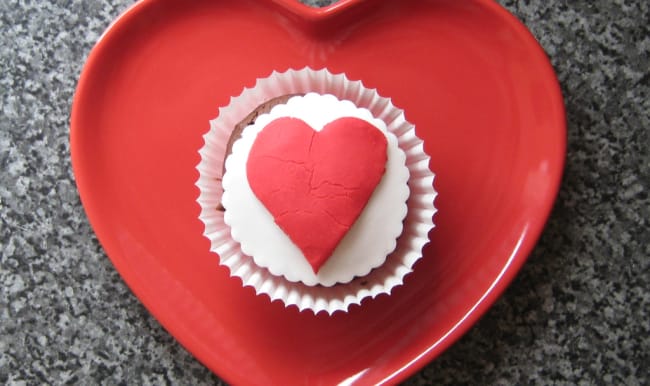 Heart cake dans une assiette en forme de coeur