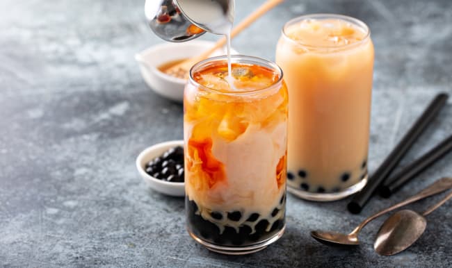 Deux verres de bubble tea au lait.