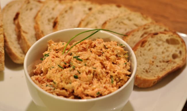 Bol de rillettes de saumon et tartines