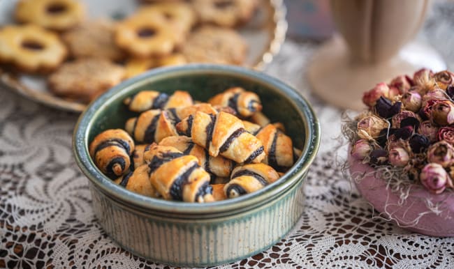 Plat de rugelach aux graines de pavot