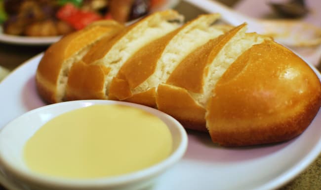 Coupelle de lait concentré sucré et brioche