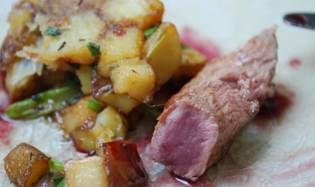 Filet de canard, sauce au vin rouge et thym, asperges et pommes de terre