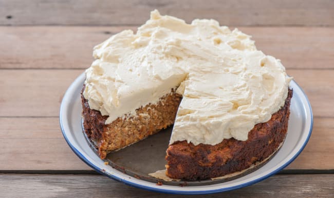 Carrot cake à la crème sur assiette