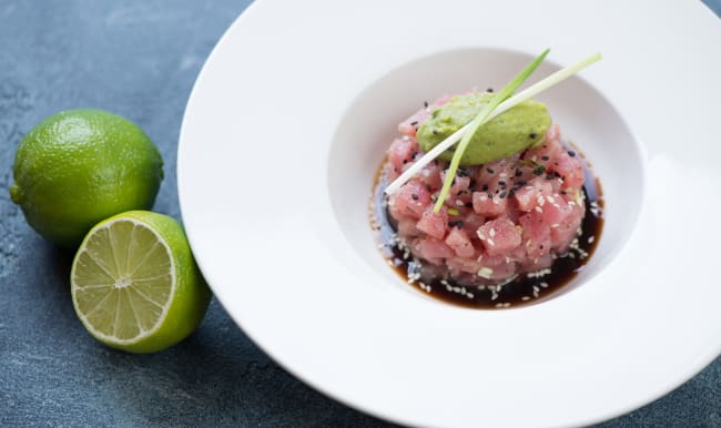 Tartare de thon, sauce soja et quenelle de guacamole au citron vert