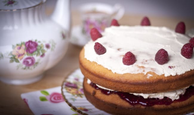 Victoria sponge cake et service à thé