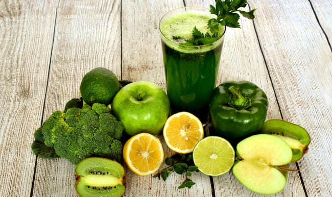 Verre de jus de légumes et fruits