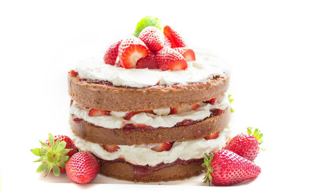 Gâteau à étages fraises et chantilly