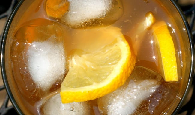 Limonade et glaçons dans un verre