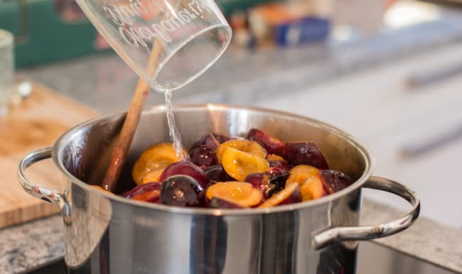 Cuisson de la confiture de prunes