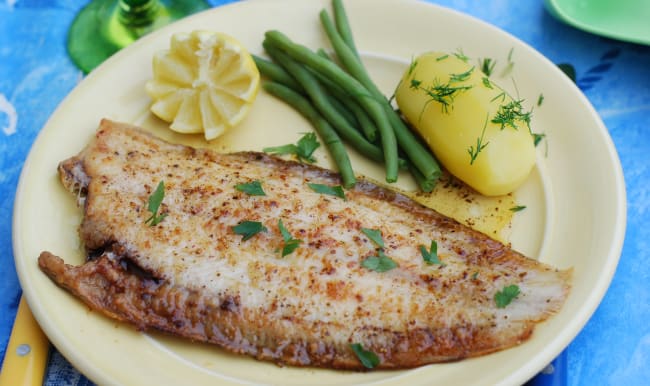 Sole meunière servie avec pommes de terre et haricots verts