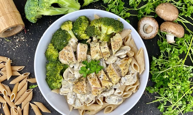 Assiette de pâtes, poulet, champignons et brocolis