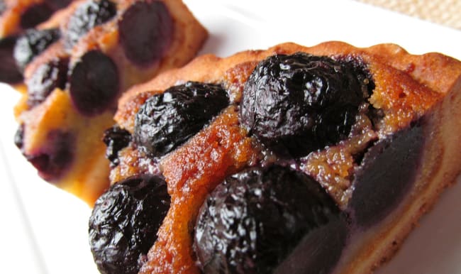 Parts de tarte aux raisins noirs