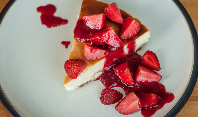 Gateau avec coulis de fraises