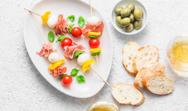 Mini brochettes de prosciutto, tomates cerises et mozza