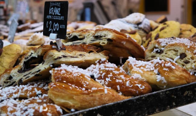 Parts de krantz cakes dans une vitrine de boulangerie.