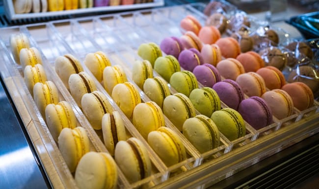 Macarons dans la vitrine d'une pâtisserie