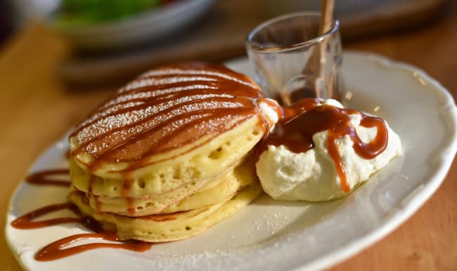 Pancakes nappés de sauce caramel