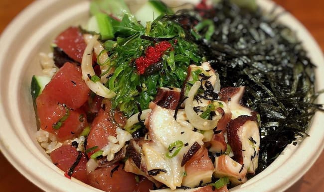 Poke bowl hawaïen de salade de poisson cru et riz sauvage