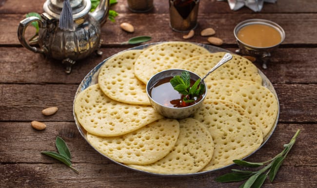 Baghrirs servis avec thé à la menthe, miel et pâte d'amande