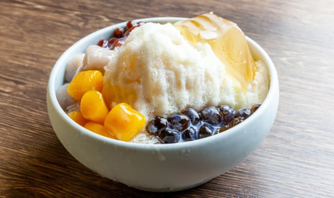 Bol de glace pilée avec morceaux de fruits