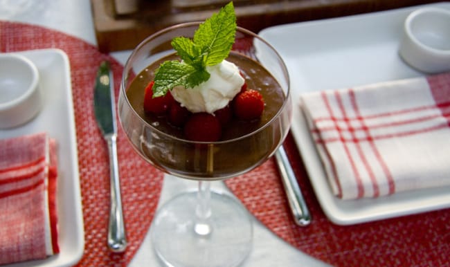 Mousse au chocolat en coupe.