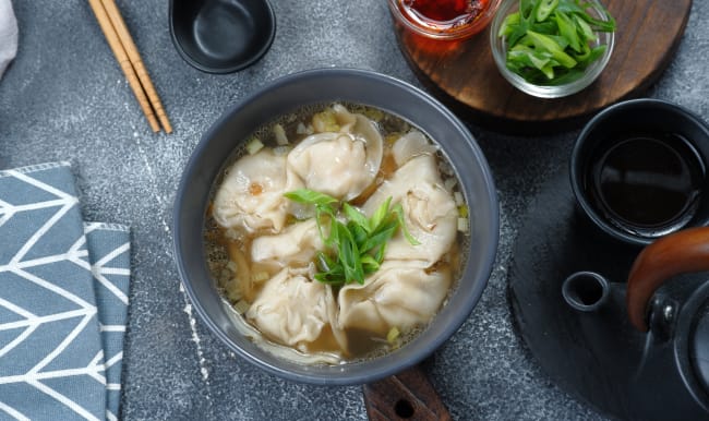 Bol de soupe de nouilles wonton.