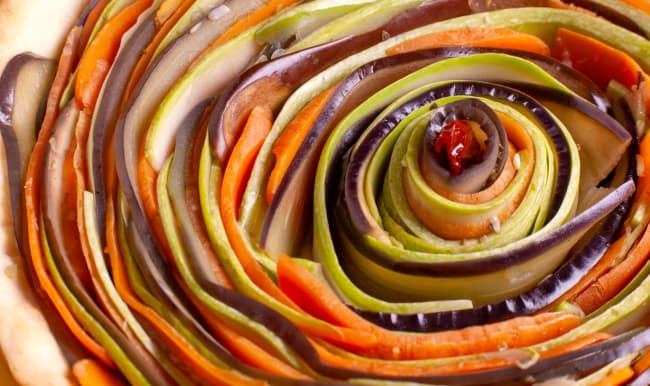 Une tarte spirale aux courgettes, aubergines, carottes, poivrons, basilic...