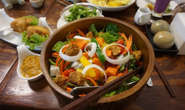 Salades de légumes aux saveurs asiatiques