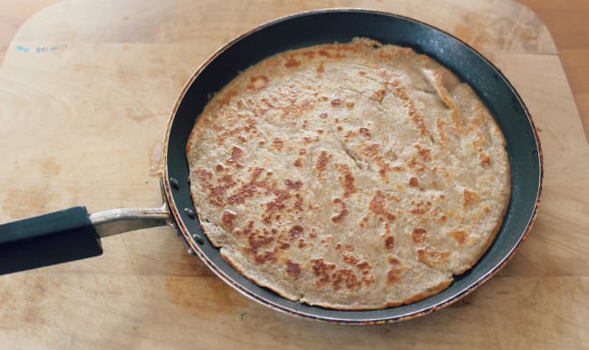 Crêpe sans gluten cuite dans une poêle