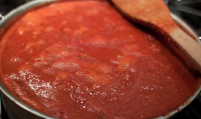 Sauce marinara cuisinée dans un faitout.