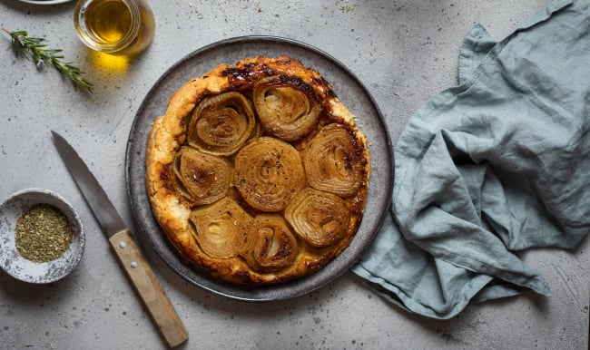 Tarte Tatin à l'oignon huile d'olive et romarin fait maison