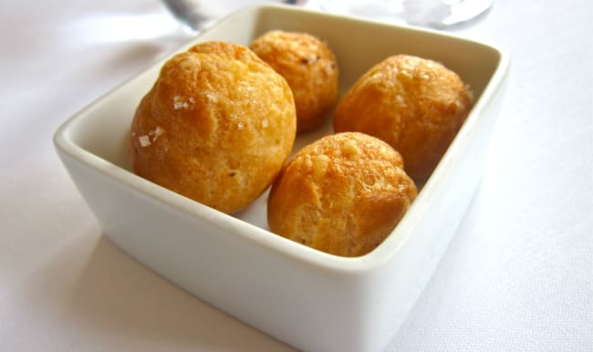 Gougères dans une assiette