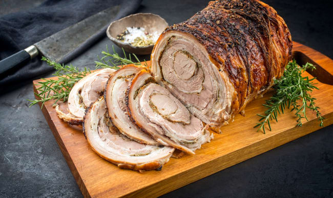 Porchetta tranchée sur planche de bois