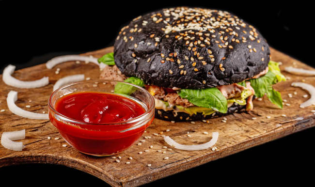 Burger noir et sauce piquante