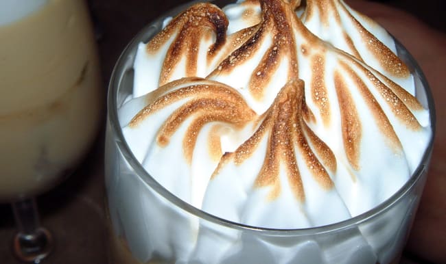 Meringue sur une coupe d'entremets