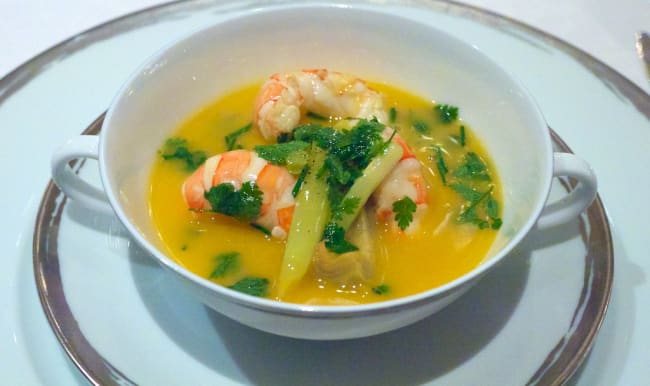 Langoustines rafraîchies, caviar gold, nage réduite, bouillon parfumé