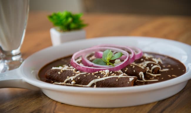 Mole poblano servi avec des enchiladas