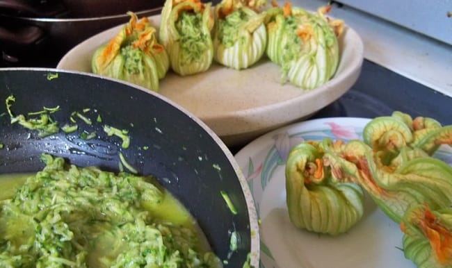 Préparation des fleurs de courgettes farcies