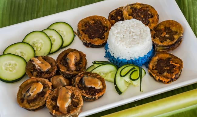 Assiette de beignets d'aubergines et garniture aux moules