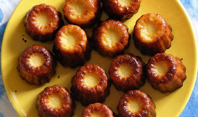 Cannelés dans une assiette.