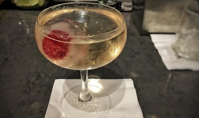 Cocktail 787 Dreamliner, vodka, vinaigre de prune et prosecco