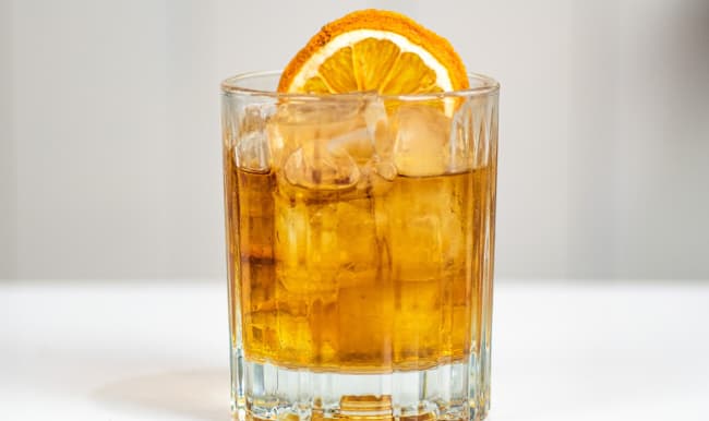 Verre de cocktail Old fashioned et zeste d’orange