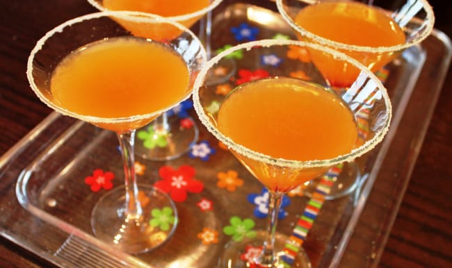 Verres de cocktails sidecar sur un plateau